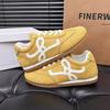 Novedades de Otoño en Stock: Grandes Cantidades de Amarillo Limón, Blanco Roto, Rosa y Otros Colores para Tenis de Caña Baja de Goma y Plástico para Hombres Adultos