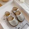 Sandálias Trançadas Fechadas da Moda para Meninas 2026 Novo Estilo de Verão Sapatos de Princesa Vazados com Pérolas Sandálias de Solado Macio