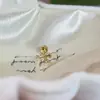 Arete de hueso de oreja cruzado ultra brillante 316L, brazalete de oreja versátil de acero de titanio, pendiente elegante de nicho de alta gama para chicas a la moda, al por mayor