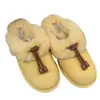 Chinelos de Pele de Ovelha Amarela para Frango com Pelo 2026 Outono/Inverno Novo Estilo Bico Fechado Solado Plano Quentes Antiderrapantes Botas de Neve Femininas