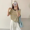Camiseta de Tricô Listrada com Pônei Bordado de Manga Curta para Mulheres 2026 Novo Estilo Caimento Solto Emagrecedor Top de Verão de Alta Qualidade Estilo Fino