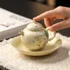 Conjunto de Bule e Xícaras de Chá em Cerâmica com Margaridas e Borboletas Pintadas à Mão, Apresentando um Filtro com Furo de Bola para Chá Kung Fu, Bule de Mão