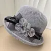 Sombrero de sol tejido estilo coreano de verano para mujer con ala pequeña, bordes enrollados, decoración floral, sombrero de paja con protección solar, moderno, elegante y versátil
