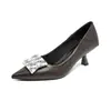 Zapatos de Mujer de Lujo de Nicho Estilo Francés Negros 2025 Nuevos Primavera, Otoño e Invierno Tacones Altos de Punta Aguda con Hebilla Cuadrada y Pedrería