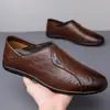 Zapatos casuales de cuero para hombre transfronterizos 2026 modelo nuevo mocasines transpirables antiolor antideslizantes resistentes al desgaste slip-on zapatos perezosos