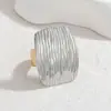Anel de Aço Titânio Bicolor Dourado e Prateado Banhado a Ouro 18K com Design Geométrico Texturizado Irregular Estilo Europeu e Americano de Luxo Leve