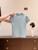 Top de punto blanco estilo francés con cuello alto y manga corta para mujer, diseño Primavera 2026, camiseta base acanalada de corte ajustado