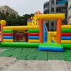 Parque inflável de escalada em rocha multicamadas espessado e hermético com áreas de lazer zonificadas, instalação de team building familiar com tema de fazenda