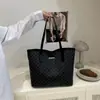 Bolsa Transversal Feminina Nova Transfronteiriça Grande Capacidade Texturizada em PU Bolsa de Ombro Moda Versátil Bolsa Tote Bolsa para o Dia a Dia Atacado