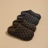 Meias Pantufas Fechadas com Solado Grosso Estilo Retrô Femininas 2026 Novo Estilo Coreano Personalidade Bolinhas Bico Redondo Slip-On Mules Preguiçosas