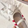 Sapatos Infantis de Couro Primavera e Outono 2026 Novo Modelo Sapatos de Princesa para Meninas Sapatos de Performance com Laço para Meninas Sapatilhas para Bebês