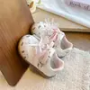 Tênis infantil 2026 outono infantil com cadarço sola macia sapatos de treino alemães laço infantil sapatos Forrest Gump versátil para crianças maiores