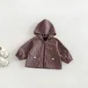 Conjunto de Três Peças Outono Dianxi para Bebê com Estampa de Desenho Camiseta Básica Jaqueta Xadrez com Capuz Jeans Largo para Meninos