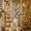 Galhos de Natal verde cedro fosco, agulhas de pinheiro, galhos florais, acessórios, decorações de feriado, arranjos de flores em vasos feitos à mão