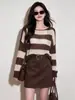 Colección de Otoño Jomi STUDIO: Elegante y sofisticado suéter de punto a rayas en color café para mujer