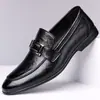 Nuevos Zapatos de Cuero Casual de Negocios para Hombre Primavera y Otoño 2026 Zapatos de Moda sin Cordones para Hombre con Patrón Texturizado Estilo Británico Zapatos para Hombre 2317