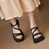 2025 Nuevas Sandalias Romanas de Verano Super Populares de Celebridad de Internet para Mujer para Usar como Ropa Exterior, Estilo Hada Estudiantes, Suelas Gruesas y Faldas a Juego
