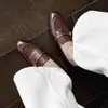 Mocassins de Couro com Fivela de Rebite Estilo Britânico 2026 Primavera Salto Baixo Bico Redondo Couro Genuíno Sapatos de Corte Profundo