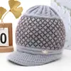 Gorro de tricô de inverno para mulheres de meia-idade e idosas, chapéu de lã quente com forro de fleece, chapéu de algodão espesso para vovó, protege as orelhas e resistente ao frio