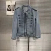 Top de mezclilla lavado con diseño de hebilla acanalada de metal, correa para el hombro, chaqueta corta, nuevo clásico de otoño 2026