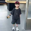 Conjunto de Calça Jeans Rasgada com Colar de Verão para Meninos, Conjunto Elegante de Duas Peças Fino e Fresco para Crianças