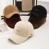 Boné de Baseball de Aba Rígida Bordado com Letras Novo Outono/Inverno 2025 para Mulheres, Emagrecimento Facial, Boné Versátil Casual com Proteção Solar Bico de Pato para Homens na Moda