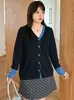 Diseño de moda para mujer talla grande, top de punto con cuello en V y bloques de color, colección de otoño 2026, cárdigan tejido casual holgado para mujer talla grande