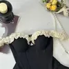 Top Negro Estilo Puro Deseo sin Tirantes Ajustado con Adorno de Volantes