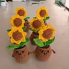 Planta de girasol de lana tejida a ganchillo hecha a mano en maceta, flor eterna, decoración de escritorio para el hogar y el coche