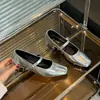Zapatos planos bajos de nuevo estilo 2024 para combinar con faldas, zapatos de un solo color, zapatos Mary Jane retro franceses, zapatos pequeños de piel, versión coreana para mujer