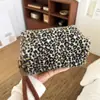 Ins Sweet Girl Bolsa de Pelúcia Grande Capacidade Bolsa de Cosméticos Estampa de Leopardo Bolsa de Higiene Pessoal Viagem Portátil Bolsa de Mão Pequena Bolsa de Armazenamento