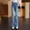 Jeans retro azules ajustados, que realzan las caderas, cropped, ligeramente acampanados para mujer, nueva colección otoño 2026, estilo workwear, pantalones largos acampanados adelgazantes