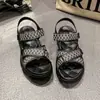 Sandálias Femininas Casuais Esportivas de Praia da Moda 2025 Verão Novo Estilo Plataforma Sola Grossa Versáteis Sapatos Femininos Sandálias de Solado Macio