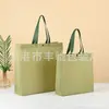 Tienda de ropa de mujer de moda: Bolsas de tela no tejida ecológicas hechas a medida para publicidad y compras, diseñadas para transportar ropa