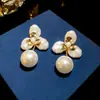 Impresionantes pendientes de flor de acrílico con pasador de plata, elegantes pendientes estilo socialité, lujo ligero, pendientes de nicho de alta gama para mujer