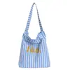 Nuevo modelo 2026 bolsa de hombro de lona simple con estampado de letras estilo ins para el día a día, bolsa de compras para combinar diariamente con rayas verticales, de mano