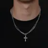 Colar Pingente Cruz Eterna, uma joia elegante e luxuosa para homens, com uma estética de alta qualidade; um acessório de design nichado, inspirado no hip-hop, para mulheres