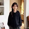 Conjunto de otoño para niña: Conjunto de cárdigan de punto a rayas estilo coreano con pantalones anchos grises, un conjunto casual de dos piezas para niños mayores, nueva colección de otoño