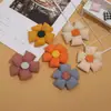 Broche de bordado de flor quadrada de cinco pétalas Corda de cabelo fofa japonesa Acessórios de cabelo Pingente DIY Joias pequenas da Coreia do Sul Venda por atacado