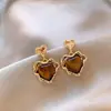 Brincos Maillard Dourados Assimétricos com Pedra Olho de Tigre em Formato de Coração para Mulheres Outono e Inverno Nicho Acessível Brincos de Luxo Joias de Orelha de Alto Padrão