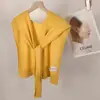 Elegante chal fino de punto al estilo de las celebridades de internet coreanas, hecho de mezcla de lana, adecuado para llevar en capas sobre un chaleco o camisa estilo vacacional