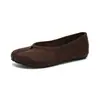 Zapatos Weiwei Lady 8293-1 con punta dividida elegantes para mujer, zapatos planos retro de gamuza, zapatos de tacón de pezuña de cerdo bajos