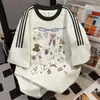 Camiseta Casual Solta Vintage de Manga Curta com Estampa Graffiti Divertida e Patchwork de Três Listras Verão 2026 Nova