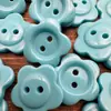 Botones de Forma de Flor Azul Claro Ropa de Bebé para Niños Suéter Abrigo Tejidos Forma de Pétalo Dos Ojos Hebilla de Resina