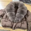 26 Nuevas Chaquetas de Plumas Cortas de Moda para Mujer Estilo Invierno para Figuras Pequeñas con Elegante Cuello Oversize de Piel de Zorro Real