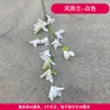 Decoração de Casamento com Flores Brancas, Peônias, Phalaenopsis, Rosas, Arranjos Florais de Teto e Arranjos Florais Pretos para o Salão de Casamento