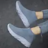Nuevos zapatos de hombre para verano, zapatillas slip-on de punto fly transpirables, zapatos calcetín negros ligeros, zapatillas de correr de malla casual para hombre