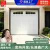 Puerta de garaje abatible de acero color personalizado por el fabricante, puerta eléctrica elevable para villa con tira decorativa de aleación de aluminio, exclusivamente para comercio exterior