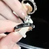 Son anillos de pareja negros o blancos para hombres y mujeres diseño de nicho ins anillos a juego de alta gama minimalistas anillo abierto estilo frío