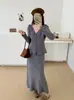 Nuevo Conjunto de Punto de Dos Piezas para Mujer Otoño/Invierno 2026: Cárdigan Suéter de Punto con Escote en V y Flores Tridimensionales + Falda de Cintura Alta Estilo Suave